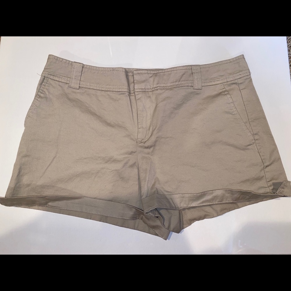 New York and Company khaki shorts